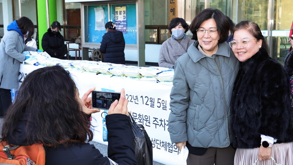 안성시 여성단체협의회, 연말 쌀 나눔행사로 이웃사랑 실천[사진=안성시]