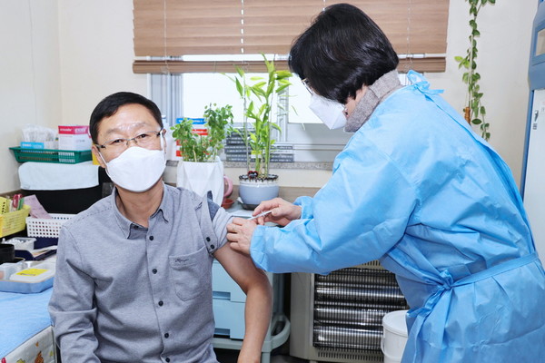 임병주 부시장이 2가 백신 접종하는 모습[사진=안성시]