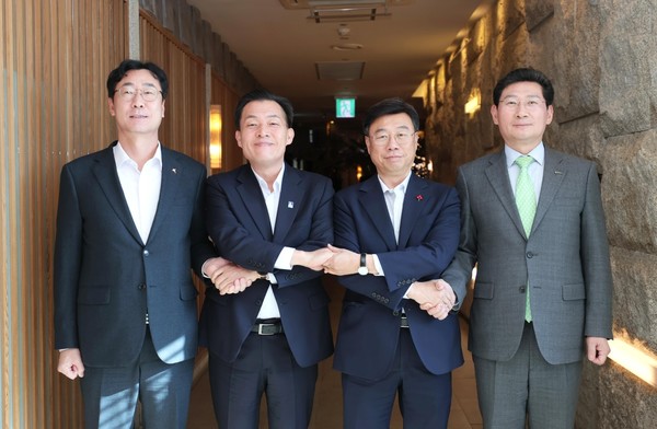 정명근 화성시장(왼쪽부터), 이재준 수원특례시장, 신상진 성남시장, 이상일 용인특례시장이 간담회 후 손을 맞잡고 있다.[사진=수원특례시]