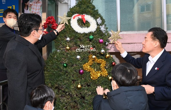 이재준 시장이 아이들과 함께 크리스마스트리를 장식하고 있다.[사진=수원특례시]