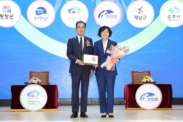 귀농활성화 선도인像 수상[사진=안성시]