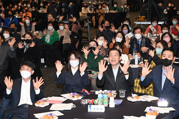 2022년도 마을공동체 공모사업 성과공유회에서 이재준 수원시장(오른쪽 2번째)이 주민들과 함께하고 있다.[사진=수원특례시]
