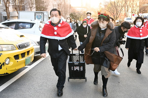 이재준 시장이 취약계층 주민에게 배달할 김장을 옮기고 있다.[사진=수원특례시]