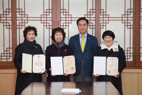 좌측부터 글로벌환경산림보전협의회 김정덕 상임부회장, 평택시자원봉사나눔센터 김민서 회장, 정장선 평택시장, 대한적십자사 울타리봉사회 이미희 회장[사진=평택시]