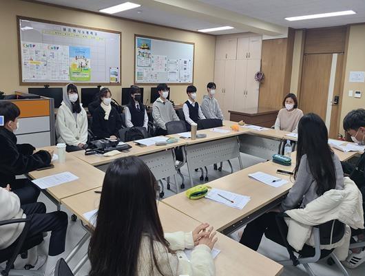 직업계고 일자리카운슬러가 학생들과 이야기를 나누고 있다.[사진=수원특례시]
