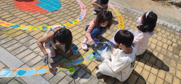 경기도교육청, 초등체육ㆍ놀이 활성화 위한 바닥 그림 조성으로 ‘어디든 놀이터’[사진=경기도교육청]