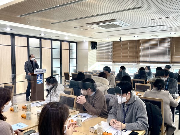 수원시 마을자치과가 구·동 주민자치 담당자를 대상으로 교육하고 있다.[사진=수원특례시]