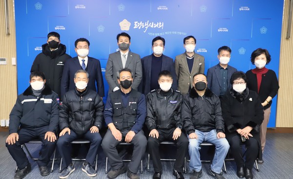평택시의회 이기형 산업건설위원장, 공동주택 경비노동자 등 처우개선 간담회 개최[사진=평택시의회]