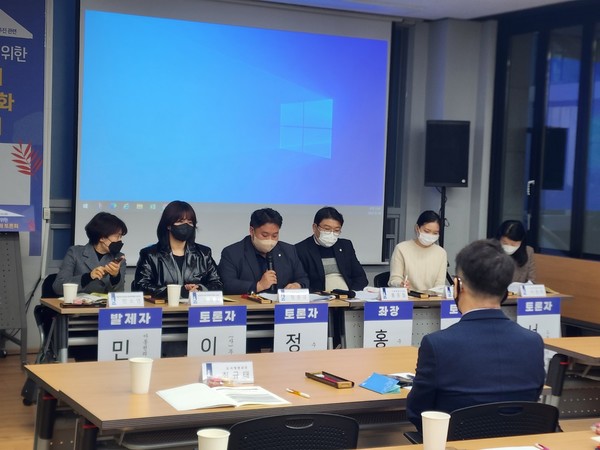 ‘자립준비청년 위한 지자체 역할 강화 토론회’ 참가자가 발표를 하고 있다.[사진=수원특례시]