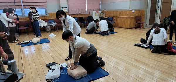 장기요양요원들이 심폐소생술 실습을 하고 있다.[사진=수원특례시]