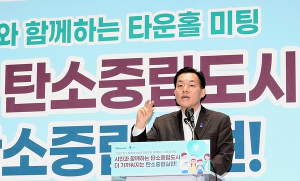 이재준 수원특례시장이 ‘탄소중립실현 타운홀 미팅’에서 인사말을 하고 있다.[사진=수원특례시]