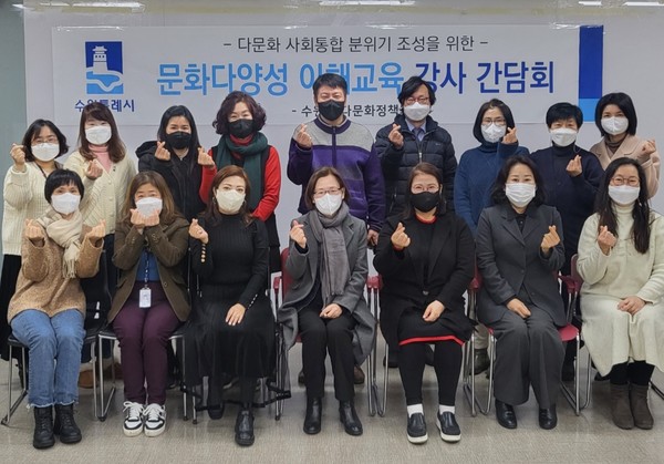 간담회를 마치고 기념촬영을 하고 있다.[사진=수원특례시]