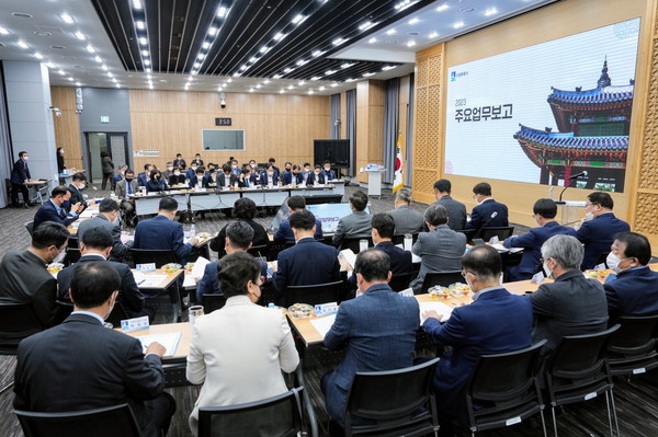 지난 11월 초 수원특례시가 2023 주요업무보고회를 열어 시민들과 함께 공유하고 있다.[사진=수원특례시]