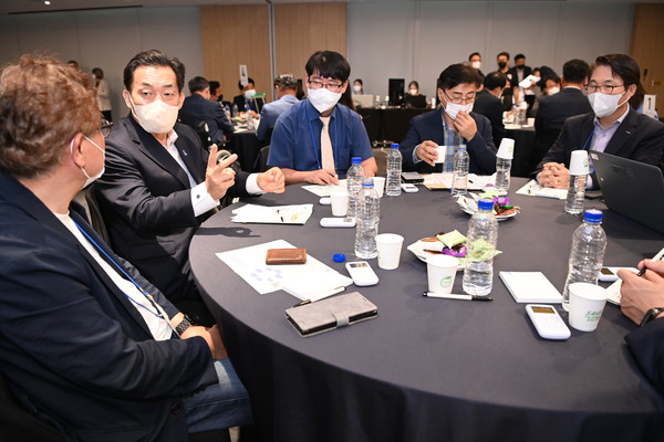 지난 9월 이재준 수원특례시장이 기업인들과 간담회를 열어 기업지원 방안에 대해 이야기를 나누고 있다.[사진=수원특례시]