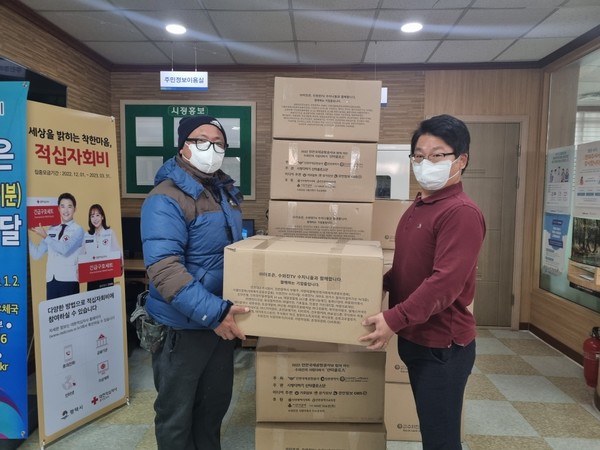 사단법인 수와진의 사랑더하기, 평택시 신장2동에 선물꾸러미 기탁[사진=평택시]