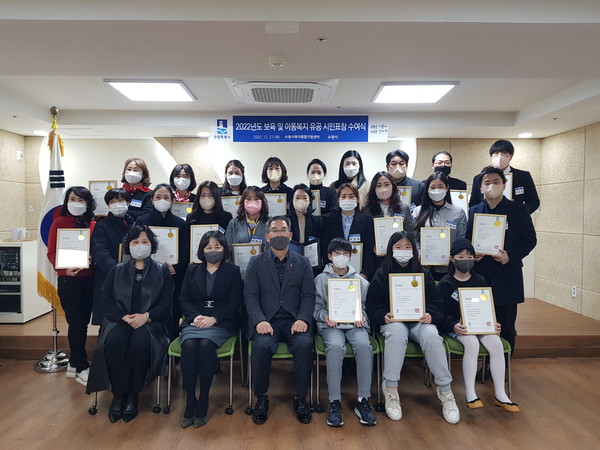수상자들이 기념촬영을 하고 있다.[사진=수원특례시]