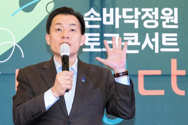 이재준 시장이 토크콘서트에서 이야기를 하고 있다.[사진=수원특례시]