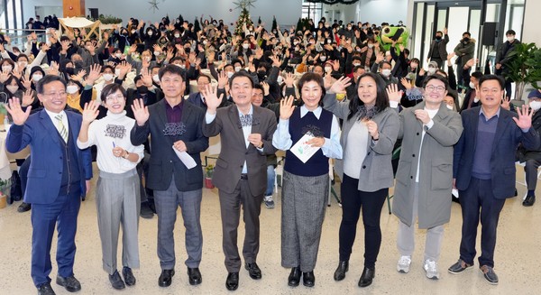 이재준 시장(왼쪽 4번째)과 토크콘서트 참석자들이 함께하고 있다.[사진=수원특례시]