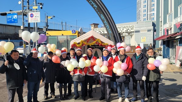 "성탄절, 산타가 사랑과 희망의 풍선 나눔"[사진=김철배기자]