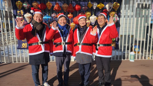 "성탄절, 산타가 사랑과 희망의 풍선 나눔"[사진=김철배기자]