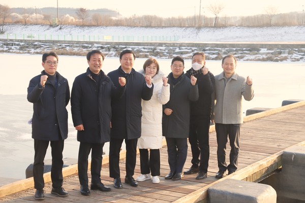 평택시의회 기획행정위원회, 진위천유원지 현장활동 실시[사진=평택시의회]