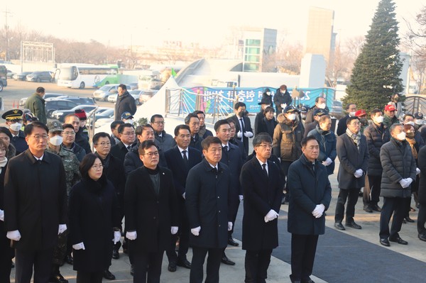 평택시의회, 새해 현충탑 참배[사진=평택시의회]