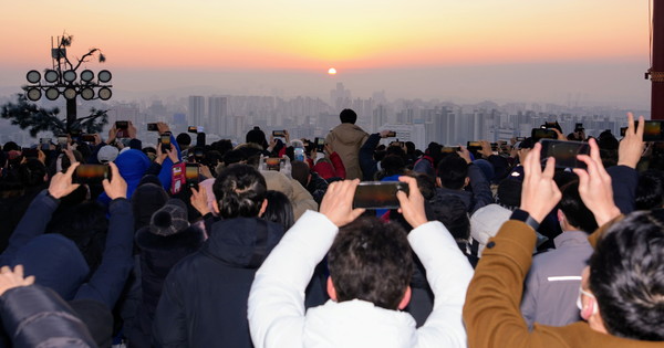 계묘년 새해를 맞은 2023년 1월1일 수원시의 중심부에 위치한 팔달산 서장대에서 시민들이 일출맞이를 하고 있다.[사진=수원특례시]