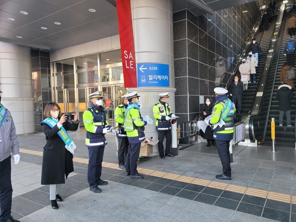 평택경찰서·평택시청, 교통질서 확립을 위한 유관기관 합동 캠페인 실시[사진=평택경찰서]