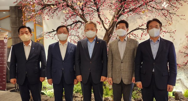 지난해 10월 이재준 수원특례시장(왼쪽 첫 번째)을 등 특례시장들이 이상민 행정안전부 장관(가운데)과 면담에서 특례시 지원 건의문을 전달한 뒤 기념촬영을 하고 있다.[사진=수원특례시]