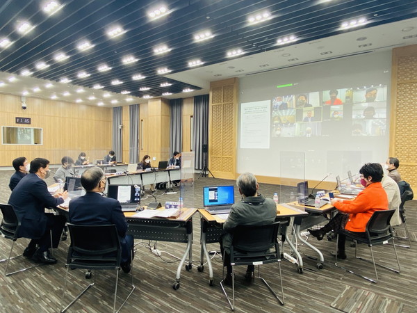 지난해 4월 시민이 만드는 수원특례시 참여본부 공동대표단이 온라인으로 영상회의를 진행하고 있다.[사진=수원특례시]