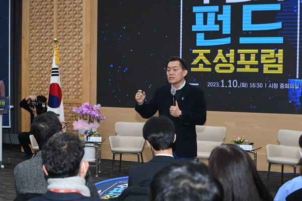 이재준 수원시장이 포럼에서 발언하고 있다.[사진=수원특례시]