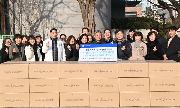 사랑의 빵 전달식 후 기념촬영을 하고 있다[사진=수원특례시]