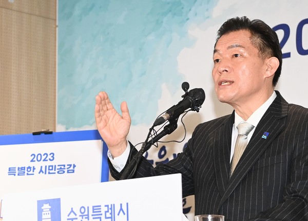 이재준 수원특례시장이 2023새해 언론브리핑에서 발언하고 있다.[사진=수원특례시]