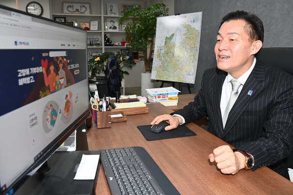 이재준 수원시장이 ‘고향사랑e음 시스템’을 이용해 기부하고 있다.[사진=수원특례시]