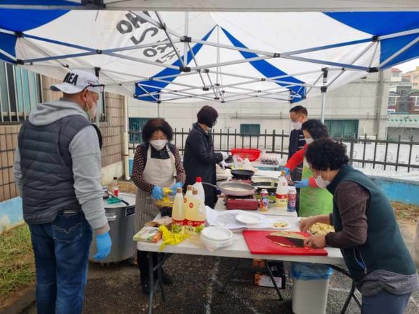 신장2동 청소년지도위원회, ‘떡국 나눔 행사’ 추진[사진=평택시]