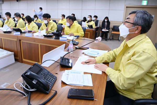 수원시가 ‘중대시민재해 예방을 위한 연구과제 보고회’를 열고 있다.[사진=수원특례시]