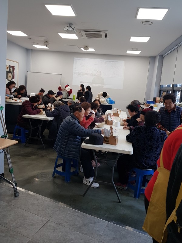 신장2동 어울림센터, ‘떡국 나눔 행사’ 추진[사진=평택시]