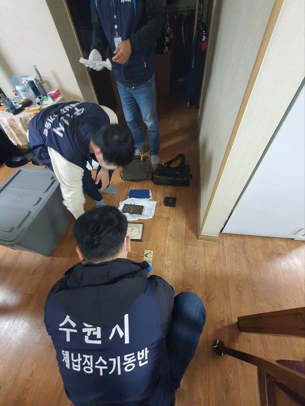 수원시 체납징수기동반이 가택수색을 하고 있다.[사진=수원특례시]