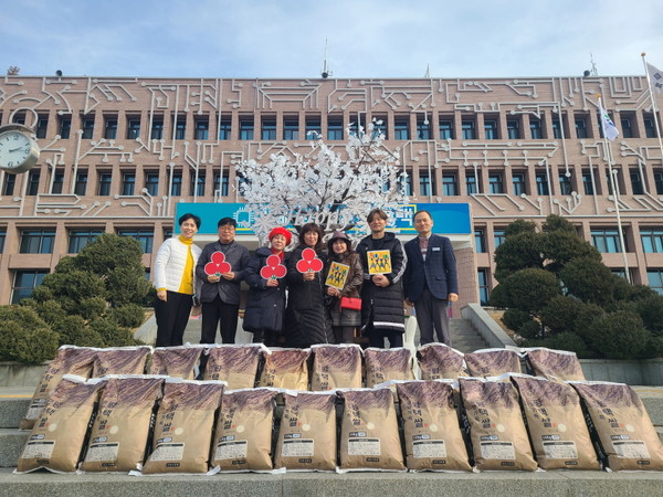 계묘년 맞이 퓨전 트로트 장구 백미 10㎏ 20포 기탁[사진=평택시]