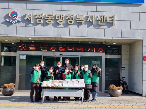 서정동 새마을부녀회, 설맞이 사랑의 음식 나눔[사진=평택시]