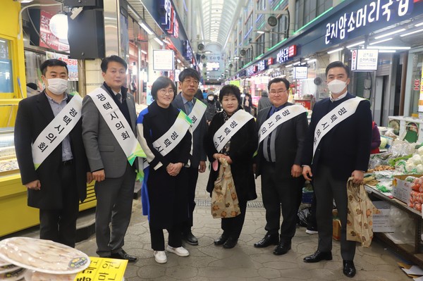 평택시의회, 설맞이 전통시장 방문[사진=평택시의회]