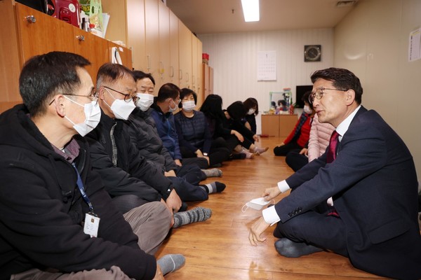 김기정 의장이 현업근무자를 격려하고 있다[사진=수원특례시의회]