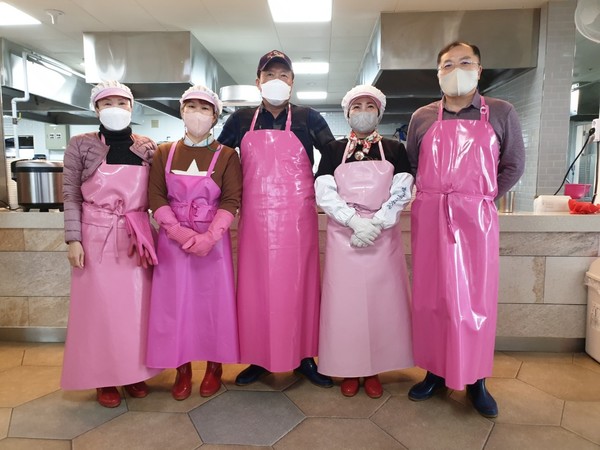 비전2동 지역사회보장협의체 남부노인복지관 점심 배식 봉사로 따뜻한 나눔 실천[사진=평택시]