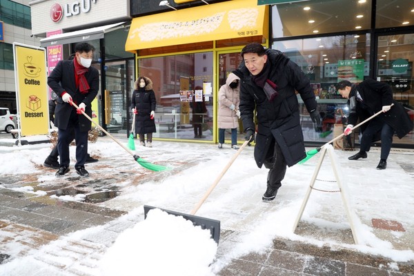 김기정 의장 제설작업 참여[사진=수원특례시의회]