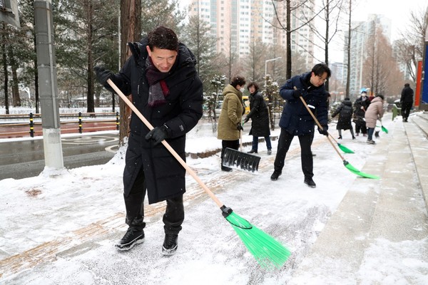 김기정 의장 제설작업 참여[사진=수원특례시의회]