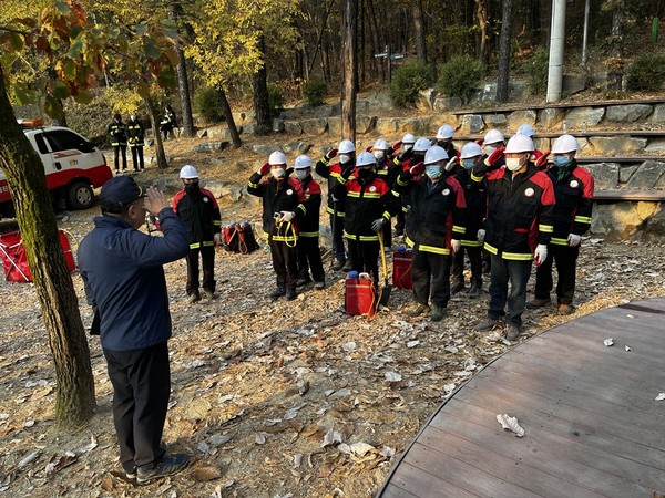 산불종사원들 모습.[사진=수원특례시]