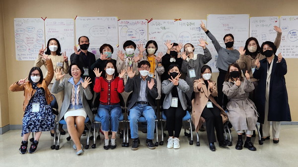 청소년코칭지역활동가 양성과정 관계자들이 기념 촬영을 하고 있다.[사진=수원특례시]출처 : 새수원신문(http://www.newsuwon.com)