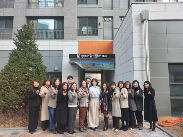앞줄 좌측 여섯 번째부터 김현순 아동복지과장, 김현숙 평택시 다함께돌봄센터 7호점 센터장, 김정미 한국커뮤니티연구원 법인대표[사진=평택시]