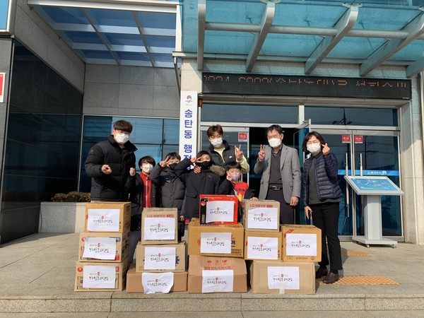 평택시 경희대석사 히어로즈 태권도 학원 소외된 이웃 위한 라면 기탁[사진=평택시]