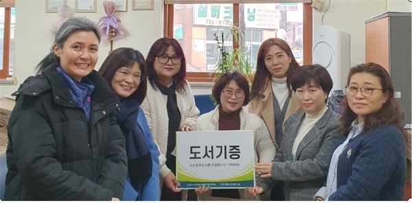 지산초록도서관, 시각장애인을 위한 ‘점자도서’ 기증[사진=평택시]